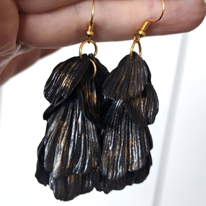 Éjfekete szirmok fülbevaló - ékszer - fülbevaló - lógó fülbevaló - Meska.hu