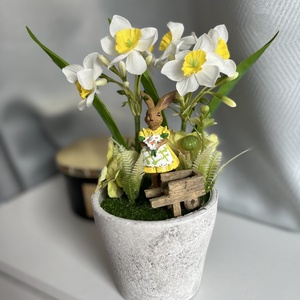 Nárciszos tavaszi nyuszis asztaldísz kőhatású kaspóban - otthon & életmód - dekoráció - asztal és polc dekoráció - asztaldísz - Meska.hu