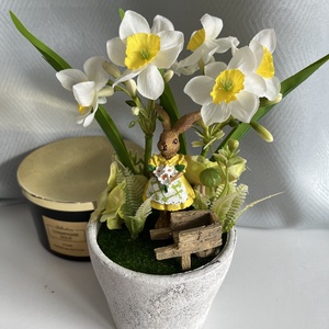 Nárciszos tavaszi nyuszis asztaldísz kőhatású kaspóban - otthon & életmód - dekoráció - asztal és polc dekoráció - asztaldísz - Meska.hu