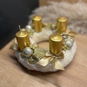 Arany színvilágú adventi dísz, koszorú arany színű gyertyákkal - karácsony - adventi díszek - adventi gyertyadíszek és koszorúdíszek - Meska.hu