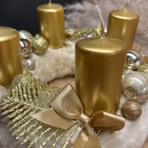 Arany színvilágú adventi dísz, koszorú arany színű gyertyákkal - karácsony - adventi díszek - adventi gyertyadíszek és koszorúdíszek - Meska.hu