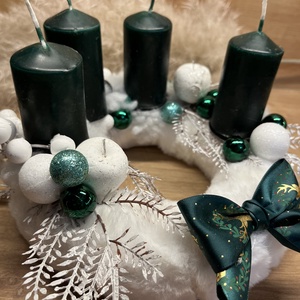 Sötétzöld színvilágú adventi dísz, koszorú matt gyertyákkal - karácsony - adventi díszek - adventi gyertyadíszek és koszorúdíszek - Meska.hu