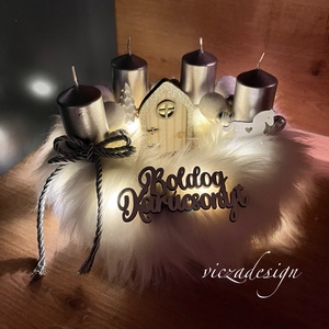 Szürke és fehér színvilágú adventi dísz, koszorú  LED szalaggal szőrme alapon, Karácsony, Adventi díszek, Adventi gyertyadíszek és koszorúdíszek, Virágkötés, MESKA