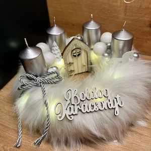 Szürke és fehér színvilágú adventi dísz, koszorú  LED szalaggal szőrme alapon - karácsony - adventi díszek - adventi gyertyadíszek és koszorúdíszek - Meska.hu