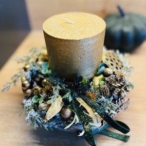 Matt arany és sötétzöld színvilágú adventi dísz, koszorú  természetes hatással - karácsony - adventi díszek - adventi gyertyadíszek és koszorúdíszek - Meska.hu