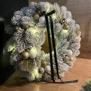 Havas, LED-es téli, adventi kopogtató, Karácsony, Karácsonyi lakásdekoráció, Karácsonyi ajtódíszek, Virágkötés, MESKA