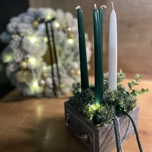 Matt sötétzöld színvilágú fiókos adventi dísz, Karácsony, Adventi díszek, Adventi gyertyadíszek és koszorúdíszek, Virágkötés, MESKA