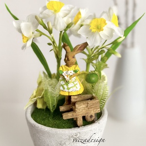 Nárciszos tavaszi nyuszis asztaldísz kőhatású kaspóban, Otthon & Életmód, Dekoráció, Asztal és polc dekoráció, Asztaldísz, Virágkötés, MESKA