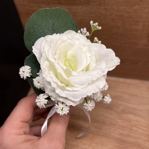 Vőlegény kitűző, fehér liziantusz - esküvő - kiegészítők - kitűző - Meska.hu