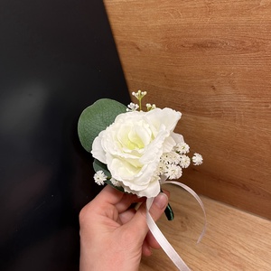 Vőlegény kitűző, fehér liziantusz - esküvő - kiegészítők - kitűző - Meska.hu