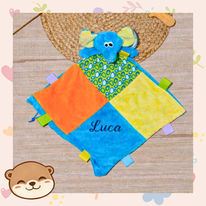 Elefántos csörgős szundikendő - névreszóló hímzéssel, puha alvótárs babáknak, hímzett - baba - mama - baba játékok - szundikendő, alvóka - Meska.hu