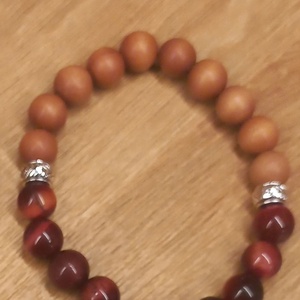 Magenta Tigrisszem-Szantálfa ásványkarkötő - ékszer - karkötő - ásványkarkötő - Meska.hu