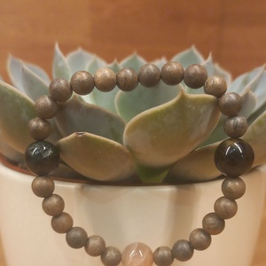 Ásványgyöngy-szantálfa csuklómala - Meska.hu