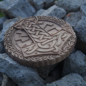 Mjölnir falidísz  viking pöröly motívum diófából (15 cm) - otthon & életmód - dekoráció - fali és függő dekoráció - falra akasztható dekor - Meska.hu