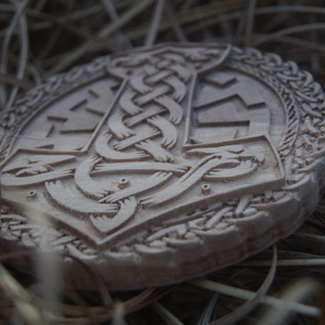 Mjölnir falidísz  viking pöröly motívum diófából (15 cm) - otthon & életmód - dekoráció - fali és függő dekoráció - falra akasztható dekor - Meska.hu
