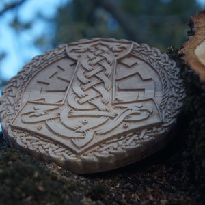 Mjölnir falidísz  viking pöröly motívum diófából (15 cm) - otthon & életmód - dekoráció - fali és függő dekoráció - falra akasztható dekor - Meska.hu