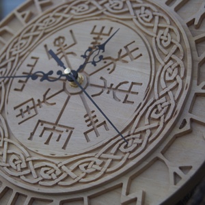 Viking stílusú Vegvisir falióra diófából  28,5 cm  Egyedi kézműves lakásdekoráció - otthon & életmód - dekoráció - fali és függő dekoráció - falióra & óra - Meska.hu