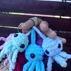 Horgolt polip kulcstartók  - játék & sport - plüssállat & játékfigura - polip - Meska.hu