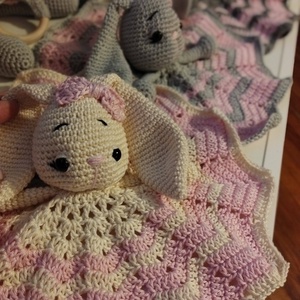 Horgolt nyuszis szundikendő  - otthon & életmód - babaszoba, gyerekszoba - gyerek díszpárna - Meska.hu