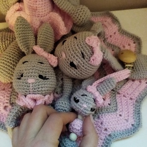 Horgolt nyuszis szett  - játék & sport - plüssállat & játékfigura - nyuszi - Meska.hu