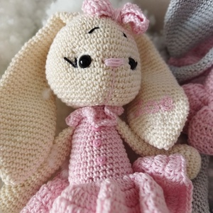 Hosszú fülű horgolt nyuszi, fülén hímzett névvel - játék & sport - plüssállat & játékfigura - nyuszi - Meska.hu