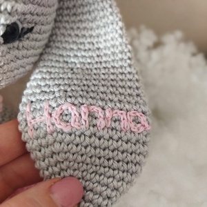 Hosszú fülű horgolt nyuszi, fülén hímzett névvel - játék & sport - plüssállat & játékfigura - nyuszi - Meska.hu