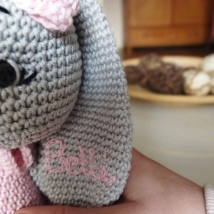 Horgolt nyuszi fülén névvel (30 cm) - játék & sport - plüssállat & játékfigura - nyuszi - Meska.hu