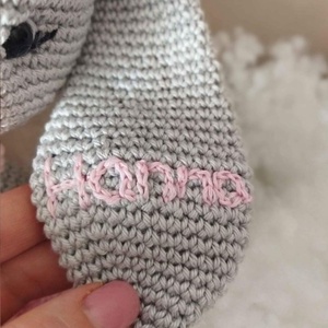 Horgolt nyuszi fülén névvel (30 cm) - játék & sport - plüssállat & játékfigura - nyuszi - Meska.hu