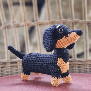 Kézműves horgolt tacskó figura - amigurumi kutyus ajándék - játék & sport - plüssállat & játékfigura - kutya - Meska.hu