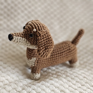 Kézműves horgolt tacskó figura - amigurumi kutyus ajándék - játék & sport - plüssállat & játékfigura - kutya - Meska.hu