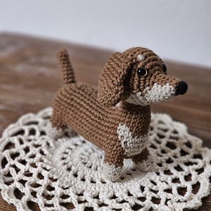 Kézműves horgolt tacskó figura - amigurumi kutyus ajándék - játék & sport - plüssállat & játékfigura - kutya - Meska.hu