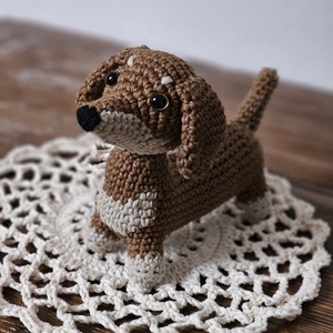 Kézműves horgolt tacskó figura - amigurumi kutyus ajándék - játék & sport - plüssállat & játékfigura - kutya - Meska.hu