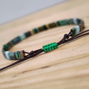 Selymes üveggyöngy karkötő - zöld - ékszer - karkötő - gyöngyös karkötő - Meska.hu