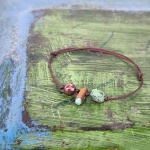 Ásvány egyszál karkötő, Ékszer, Karkötő, Karkötő medállal, Ékszerkészítés, Gyöngyfűzés, gyöngyhímzés, EGYSZÁL KARKÖTŐ 

Egyszál karkötő sötétbarna csúszócsomós szálon.
Felhasznált anyagok:
* mokait gol..., MESKA