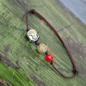 Buddha egyszál karkötő, Ékszer, Karkötő, Karkötő medállal, Ékszerkészítés, Gyöngyfűzés, gyöngyhímzés, EGYSZÁL KARKÖTŐ 

Egyszál karkötő sötétbarna csúszócsomós szálon.
Felhasznált anyagok:
* hematit bu..., MESKA