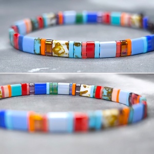 Selymes üveggyöngy karkötő - színes - ékszer - karkötő - gyöngyös karkötő - Meska.hu