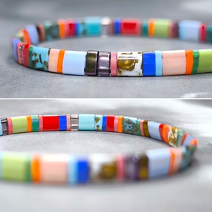 Selymes üveggyöngy karkötő - színes - ékszer - karkötő - gyöngyös karkötő - Meska.hu