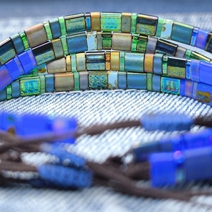 Selymes üveggyöngy karkötő - eozin - ékszer - karkötő - gyöngyös karkötő - Meska.hu