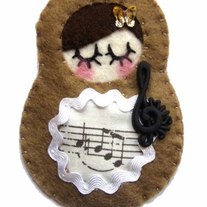  Matrjoska kitűző-Sallala - Meska.hu