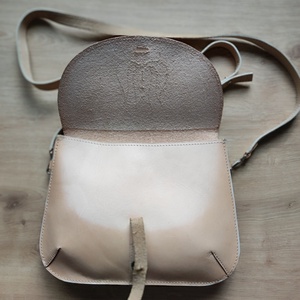 Növényi cserzésű natúr bőr kézműves női táska - táska & tok - kézitáska & válltáska - vállon átvethető táska - Meska.hu