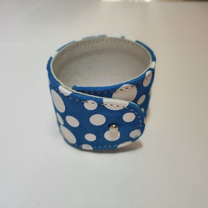 Női pöttyös bőr karkötő  - ékszer - karkötő - kézfej karkötő - Meska.hu