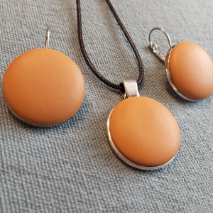 Mustársárga bőr gomb fülbevaló és nyaklánc , Ékszer, Fülbevaló, Lógós kerek fülbevaló, Ékszerkészítés, Fémmegmunkálás, MESKA