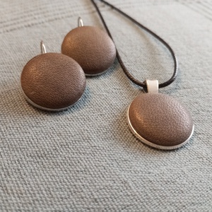 Szürke bőr gomb fülbevaló és nyaklánc , Ékszer, Fülbevaló, Lógós kerek fülbevaló, Ékszerkészítés, Fémmegmunkálás, MESKA