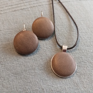 Szürke bőr gomb fülbevaló és nyaklánc  - ékszer - fülbevaló - lógós kerek fülbevaló - Meska.hu