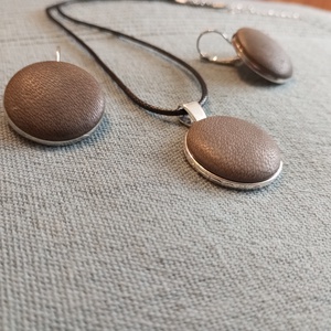Szürke bőr gomb fülbevaló és nyaklánc  - ékszer - fülbevaló - lógós kerek fülbevaló - Meska.hu