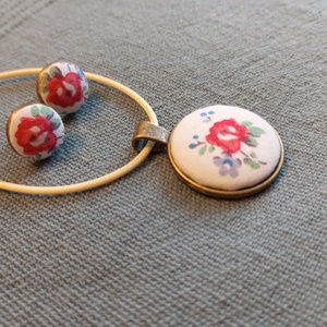 Piros virágos gomb fülbevaló és nyaklánc  - ékszer - fülbevaló - lógós kerek fülbevaló - Meska.hu