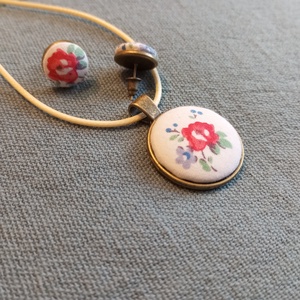 Piros virágos gomb fülbevaló és nyaklánc  - ékszer - fülbevaló - lógós kerek fülbevaló - Meska.hu