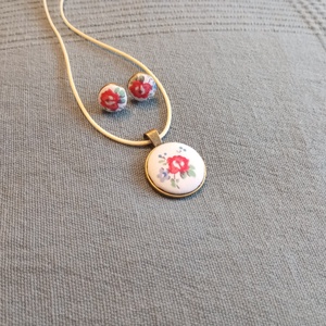 Piros virágos gomb fülbevaló és nyaklánc  - ékszer - fülbevaló - lógós kerek fülbevaló - Meska.hu