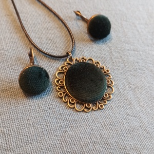 Sötétzöld bársony gomb fülbevaló és nyaklánc  - ékszer - fülbevaló - lógós kerek fülbevaló - Meska.hu