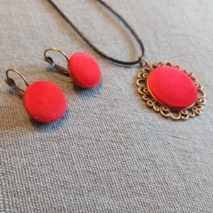 Vörös bársony gomb fülbevaló és nyaklánc  - ékszer - fülbevaló - lógós kerek fülbevaló - Meska.hu